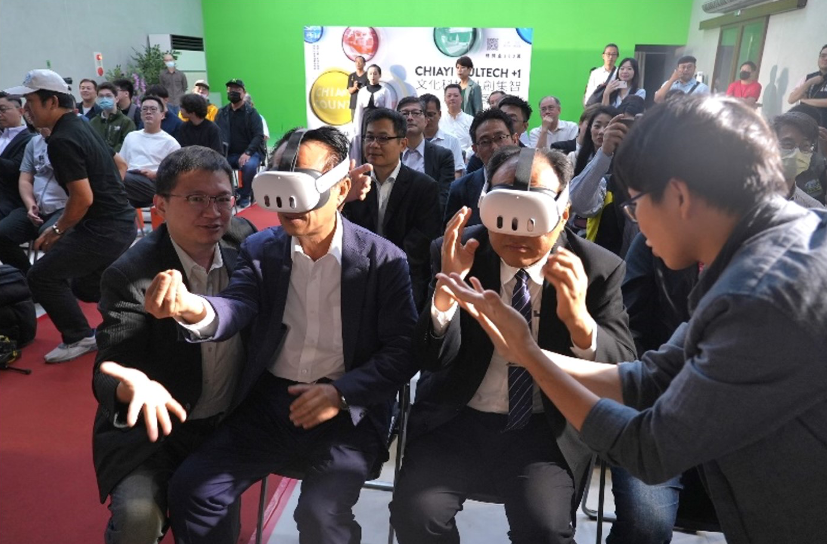 吉格線在文化科技共創集智競賽記者會上，讓嘉義縣長翁章梁（右三）、前數發部數產署長呂正華等貴賓體驗MR結合藝文表演的火花。 嘉義文化科技創新基地／提供
