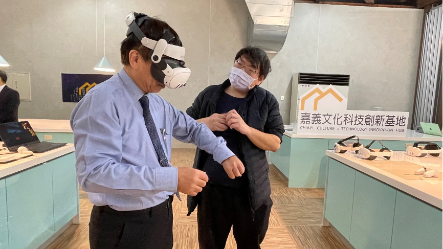 透過嘉義文化科技創新基的輔導引薦，在基地的體驗區，嘉義長庚醫院院長楊仁宗體驗吉格線團隊在醫療教學上的MR運用。 嘉義文化科技創新基地／提供