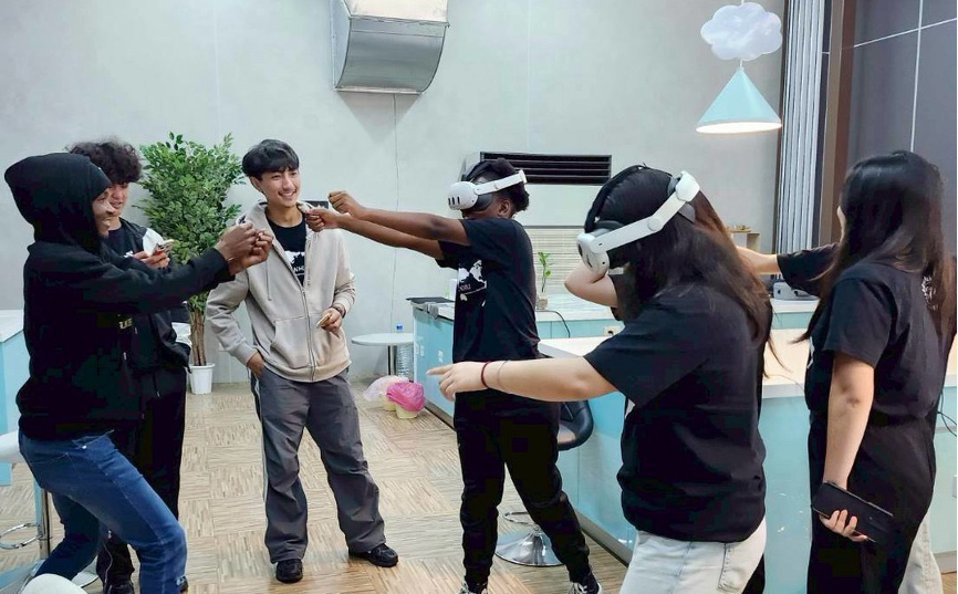 嘉義文化科技創新基地體驗區MR互動體驗，前來參觀體驗的國際大專院校學生玩得不亦樂乎。 嘉義文化科技創新基地／提供