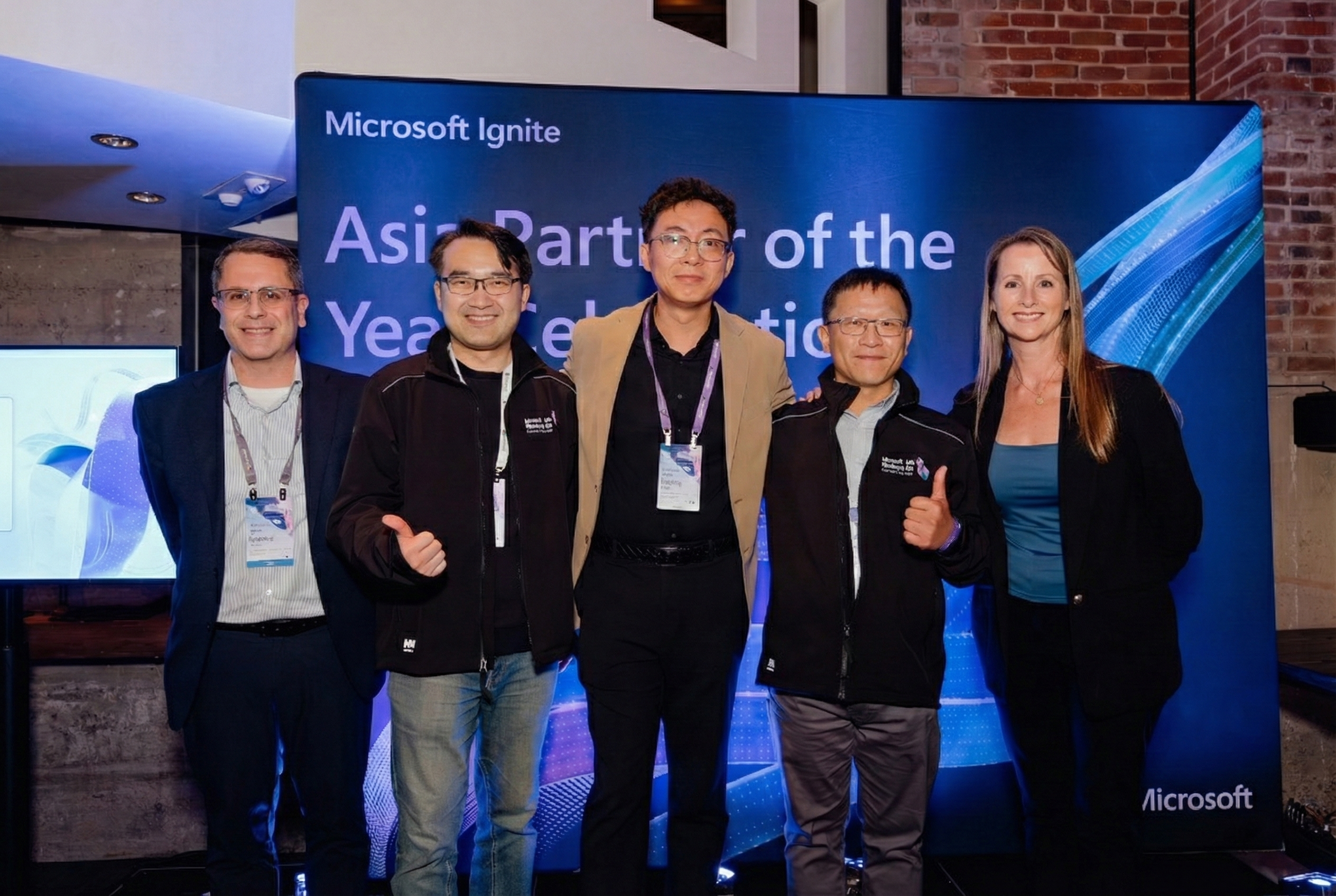 圖左一為 Gustavo Fuchs（Microsoft Asia Channel Sales Vice President），右一為 Heather Gordon（Microsoft Asia Chief Partner Officer），右二為邁達特產品二群副總經理陳擎民。