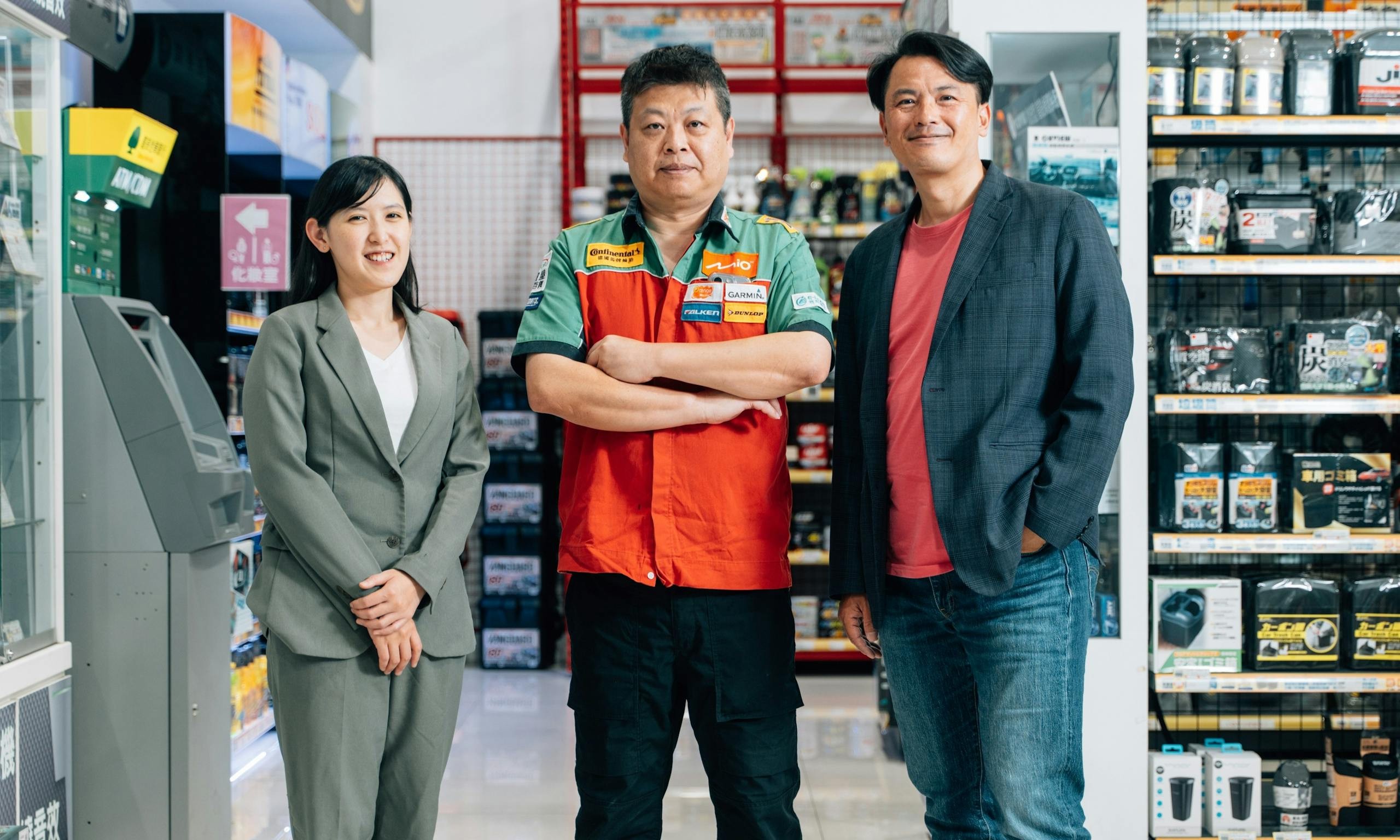 以AI人工智慧技術為主的零售科技（Retail Tech），正進入車麗屋實體門市，期盼能精準洞察顧客需求、確實提升感動體驗。左起為以力執行長徐郁涵、車麗屋門市店經理羅文海，與禾多合作發展長卓星在。/ Photo Credit：張家瑋