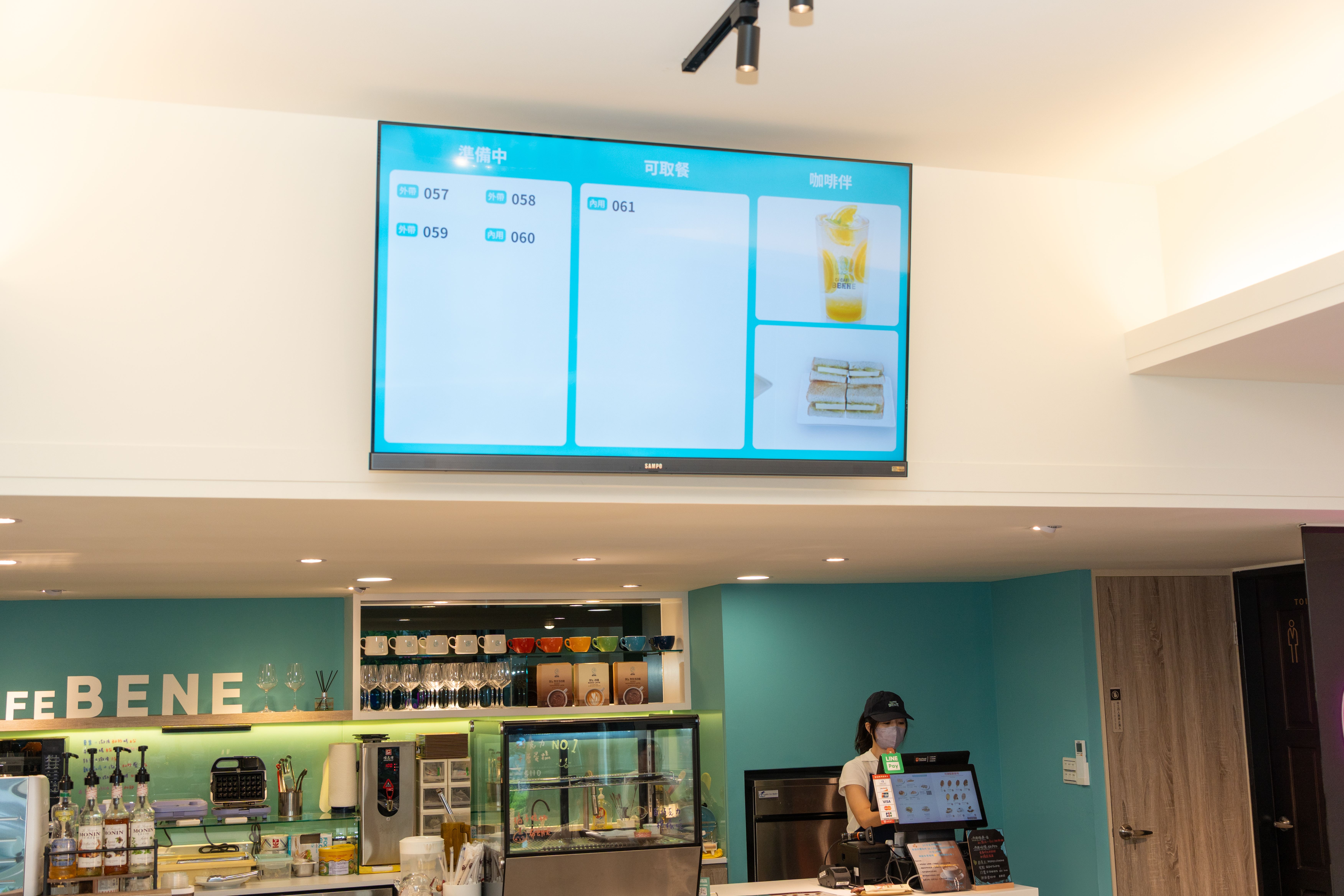 大麥取餐叫號系統，透過螢幕顯示訂單，等待的體驗截然不同